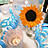 Eine Sonnenblume und ein Teelicht.