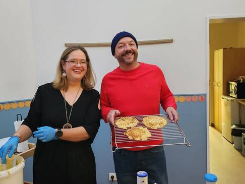 Zwei Personen am Waffelstand.