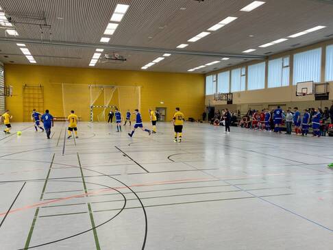 Fussballer in einer Halle.