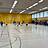 Fussballer in einer Halle.