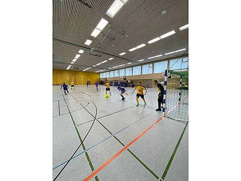Fussballer in einer Halle.