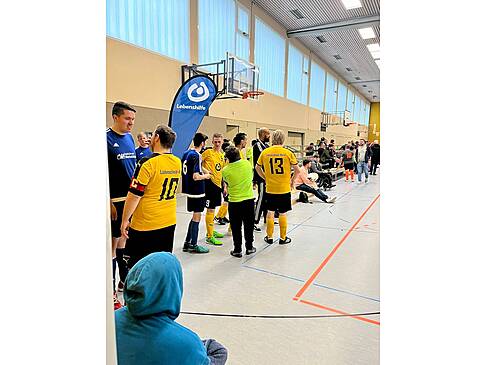 Viele Fussballer in einer Sporthalle.