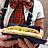Eine Person hält einen Hot dog in den Händen.