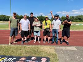 Eine Gruppe der Lebenshilfe in einem Stadion.