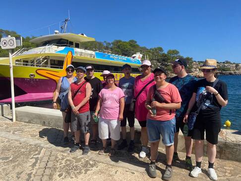 Gruppenfoto vor einem Boot