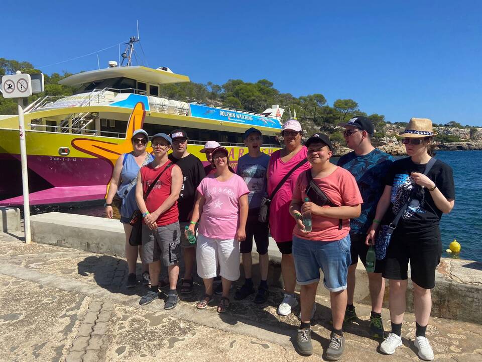 Gruppenfoto vor einem Boot