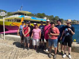 Gruppenfoto vor einem Boot