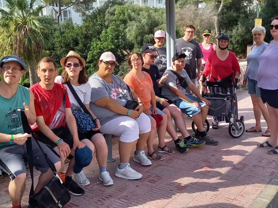 Gruppenfoto der Gruppe wie sie draussen sitzt.