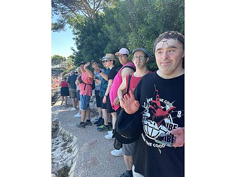 Viele Personen draussen am Meer.