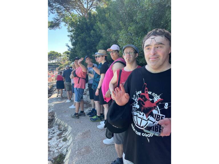 Viele Personen draussen am Meer.