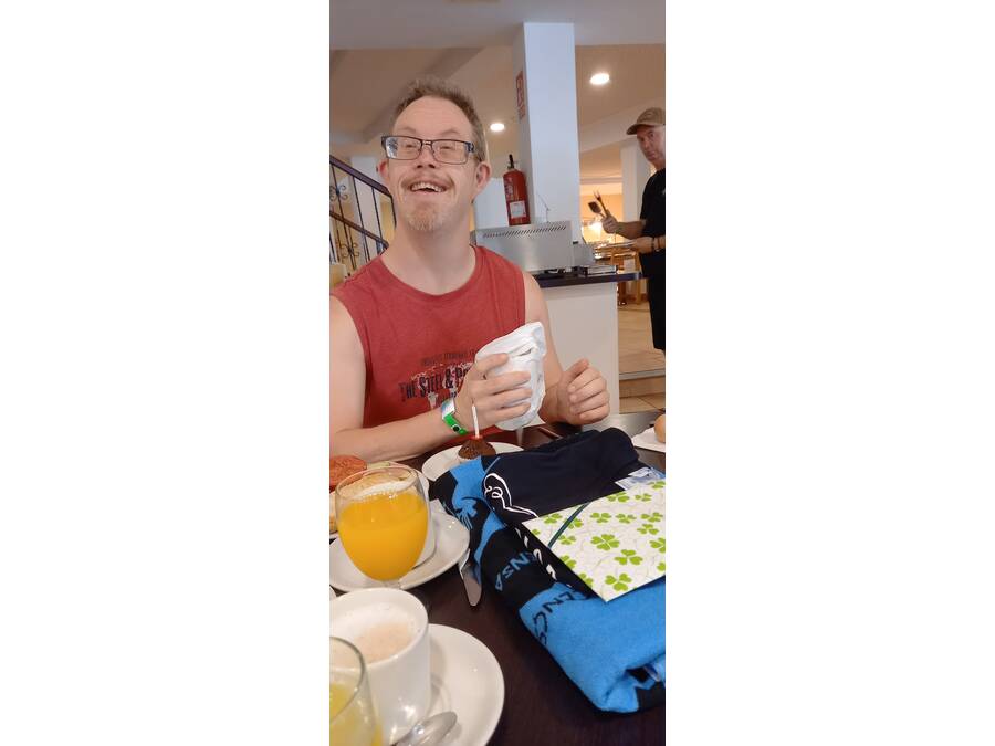 Ein Mann hält ein kleines Päckchen in der Hand.