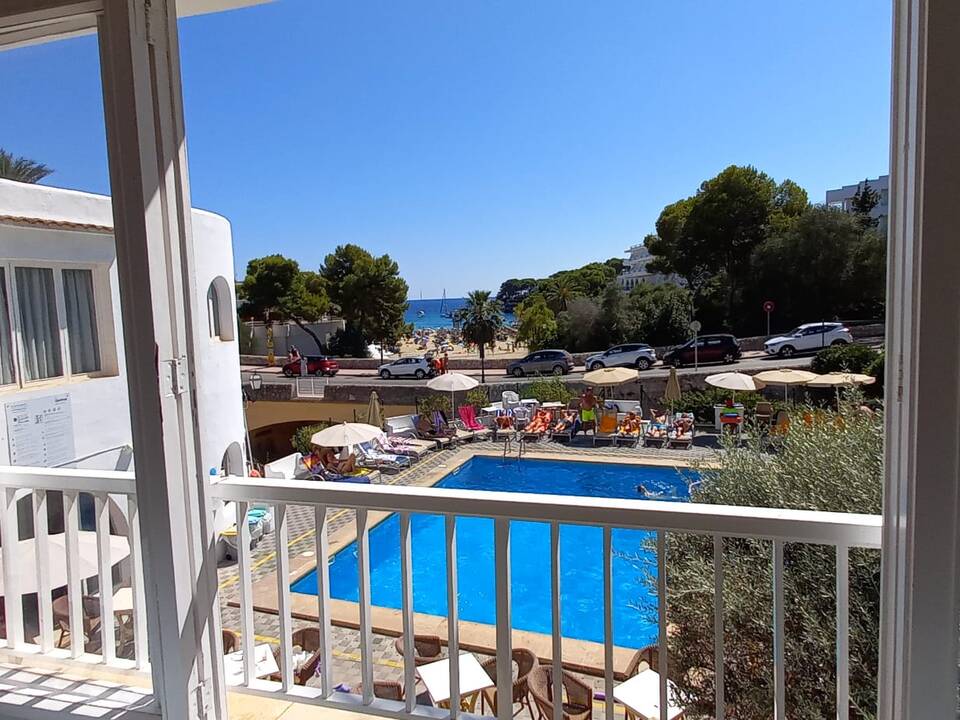 Der Blick von einem Balkon auf einen Pool.