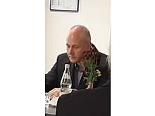 Stephan Thiel sitzt.