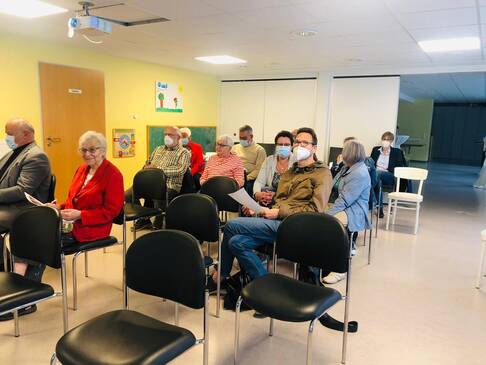 Menschen sitzen in einem Raum