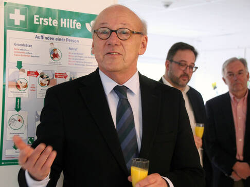Ein Mann mit Brille lächelt.