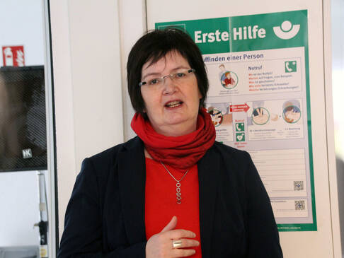 Eine Frau spricht.