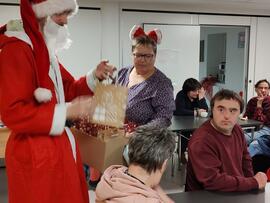 Nikolaus verteilt Geschenke
