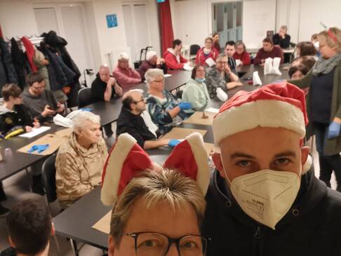 Ein Selfie mit vielen Personen.