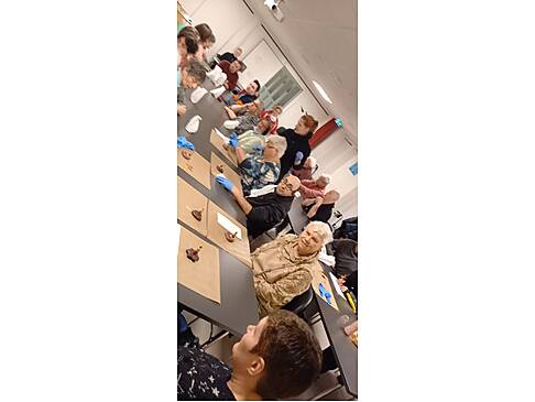Einige Menschen sitzen am Tisch.