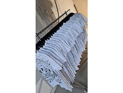 Weiße, bedruckte T-Shirts an einer Kleiderstange