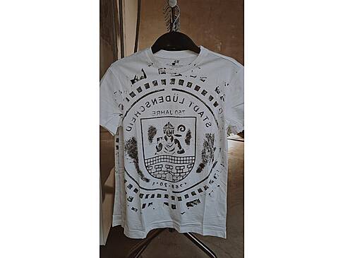 weißes Shirt mit schwarzem Gulliabdruck