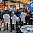Menschen mit bedruckten Shirts in der Hand.