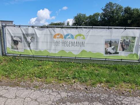 Ein Banner mit dem Schriftzug Hof Hegemann