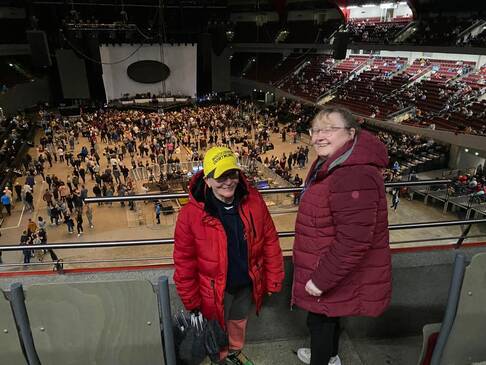 Zwei Kunden in der fast leeren Konzerthalle
