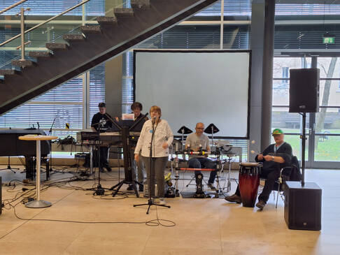 Eine Band in einem großen Gebäude.