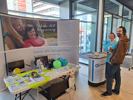 Zwei Personen am Lebenshilfe Stand.