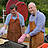 Herr Bachmann und Herr Thiel grillen.