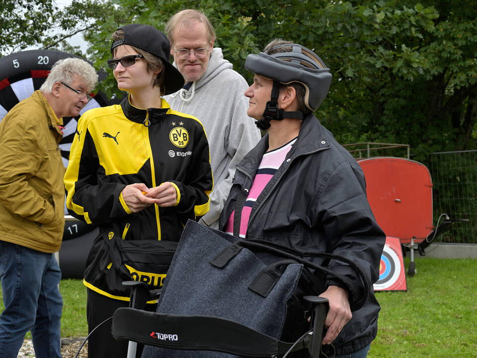 Mehrere Personen mit und ohne Hilfsmittel.