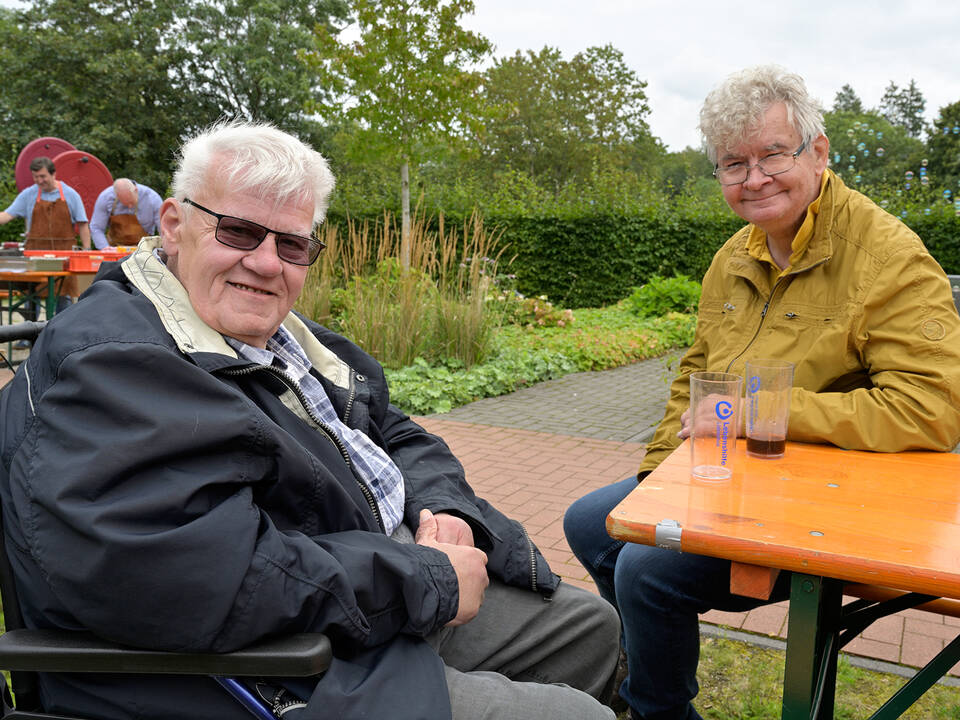 Zwei Herren am Tisch.