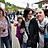 Mehhrere Personen auf dem Festplatz.