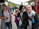Mehhrere Personen auf dem Festplatz.