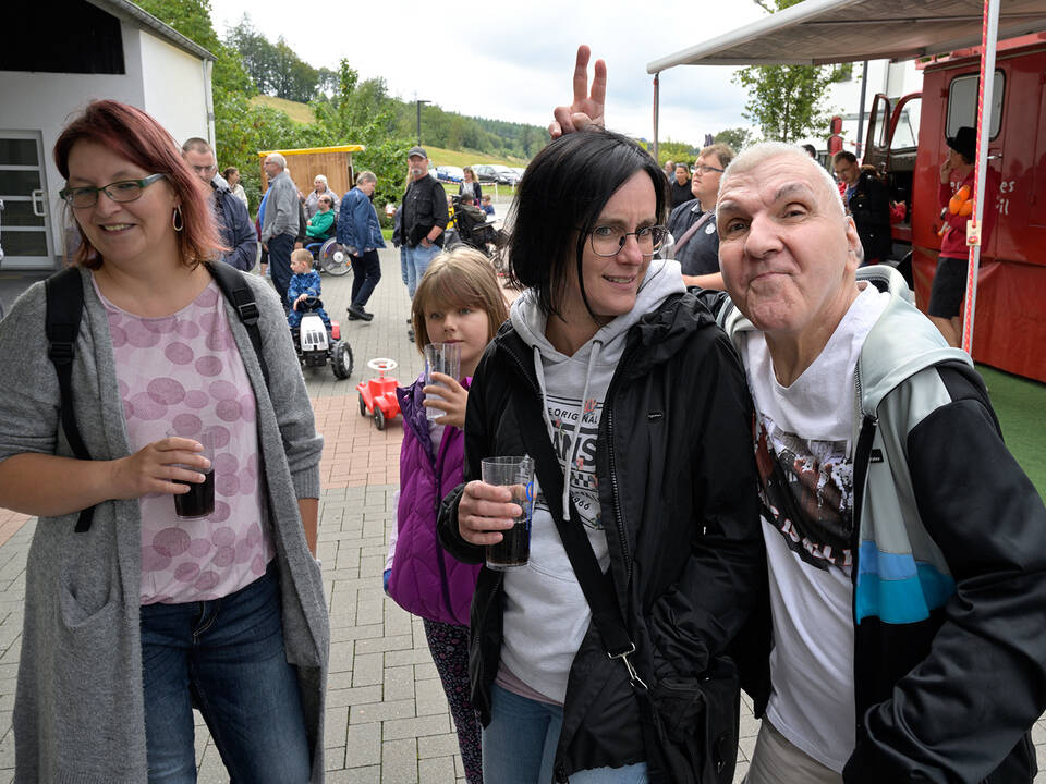 Mehhrere Personen auf dem Festplatz.