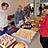 Personen am Kuchenbuffet.
