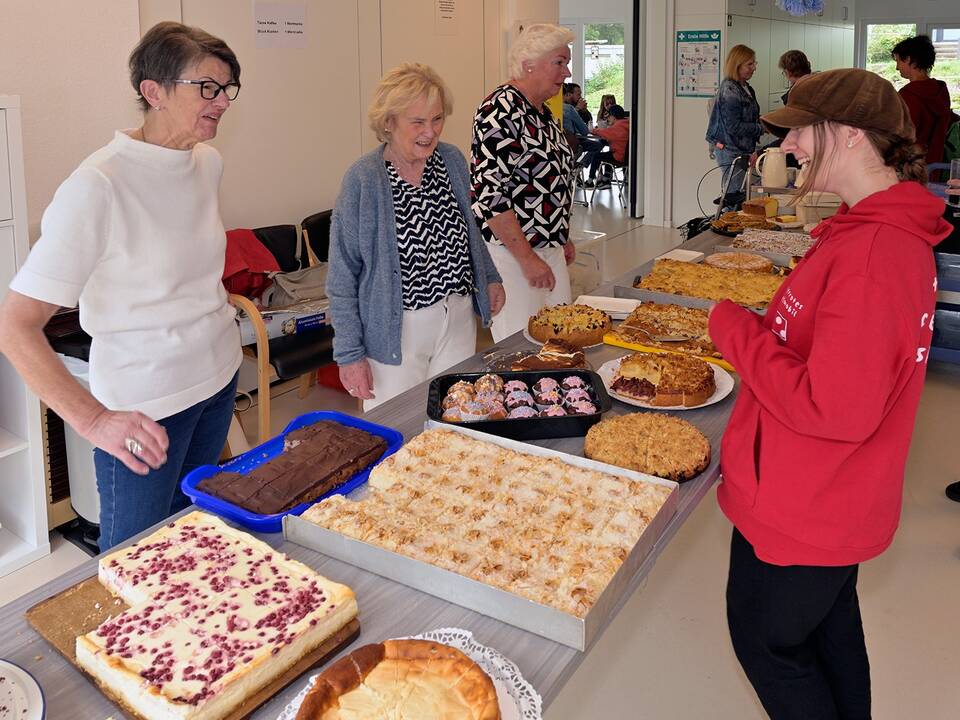 Personen am Kuchenbuffet.