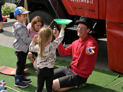 Kinder spielen mit Animateur.