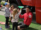 Kinder spielen mit Animateur.