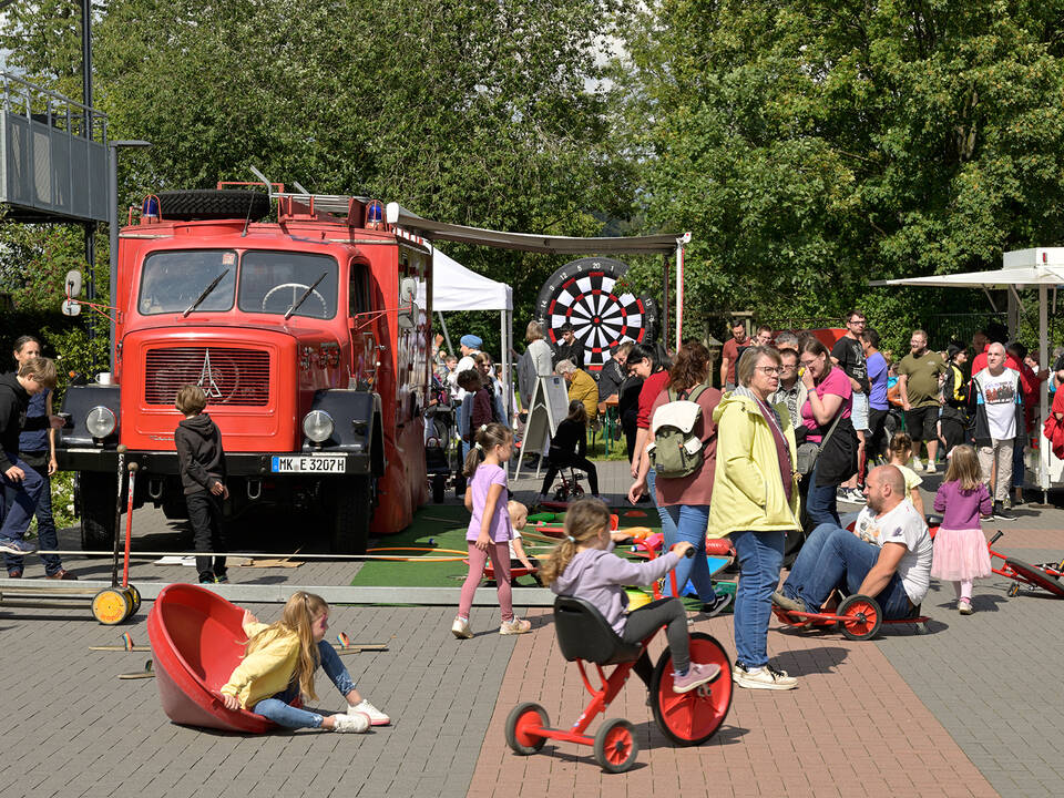 Viele Menschen auf dem Festplatz.