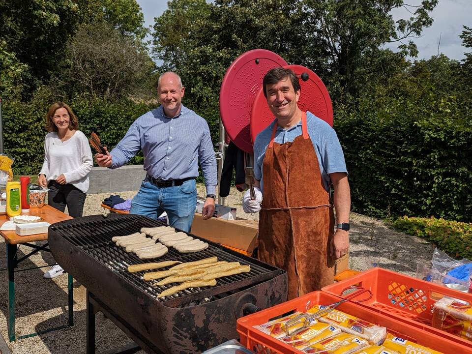 Drei Personen am Grill.