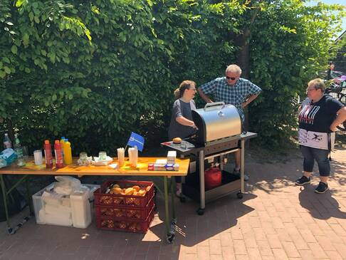 Grillstation mit mehreren Personen.