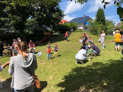 Viele Personen auf einer Wiese.