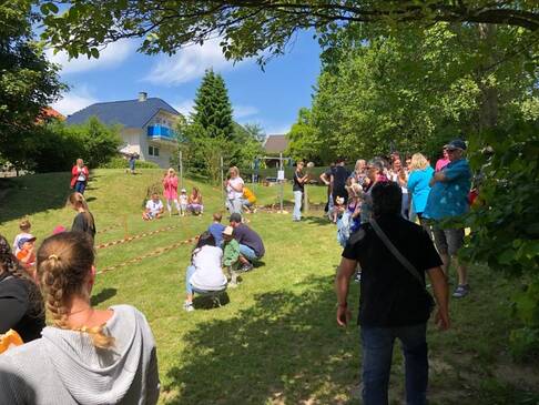 Viele Menschen auf einer Wiese.