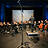 Ein Orchester auf der Bühne, sitzend.