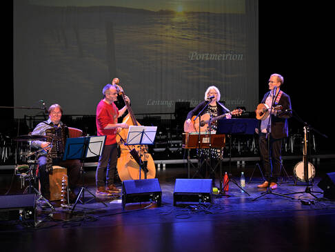 Eine Band auf der Bühne.