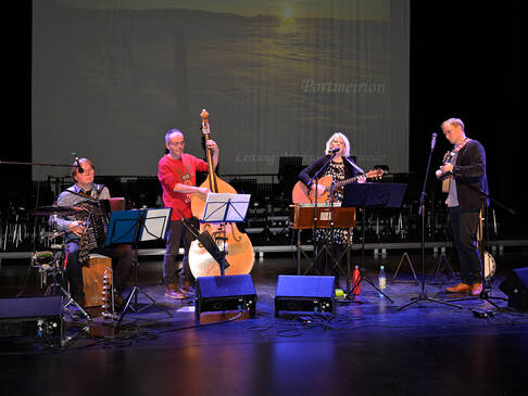 Eine Band auf der Bühne.