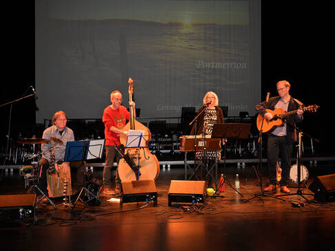 Eine Band auf der Bühne.