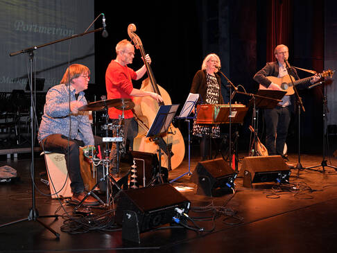 Eine Band auf der Bühne.